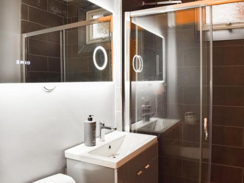een badkamer met een wastafel, een toilet en een douche bij Victoria Apartment in Southport