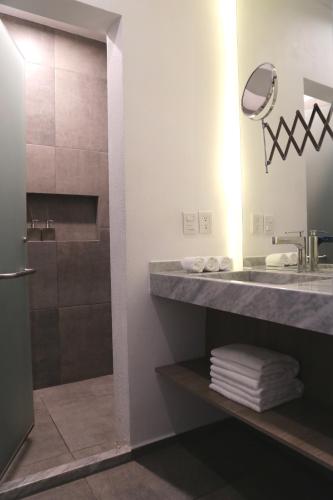 a bathroom with a sink and a mirror at Hotel Blanco Pachuca in Pachuca de Soto