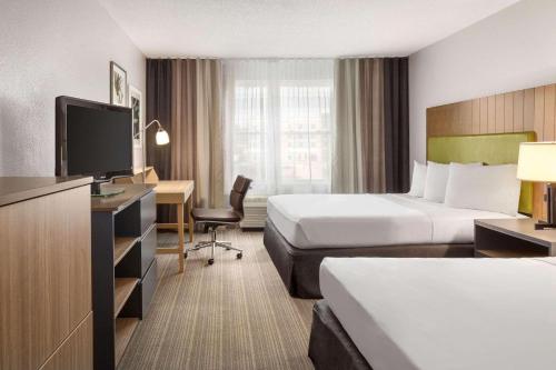 薩默維爾的住宿－薩默維爾江山旅館及套房，酒店客房配有两张床和一张书桌