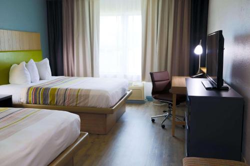 Säng eller sängar i ett rum på Country Inn & Suites by Radisson, Myrtle Beach, SC