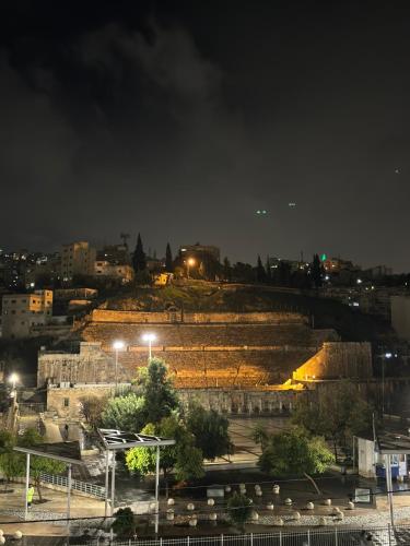 Blick auf die Stadt in der Nacht in der Unterkunft Roman Theater Hotel in Amman