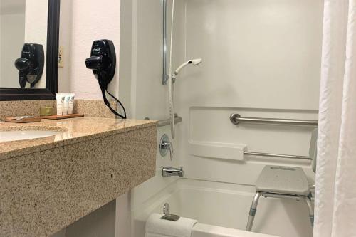 ein Bad mit einem Telefon in einem Hotelzimmer in der Unterkunft Country Inn & Suites by Radisson, Clarksville, TN in Clarksville
