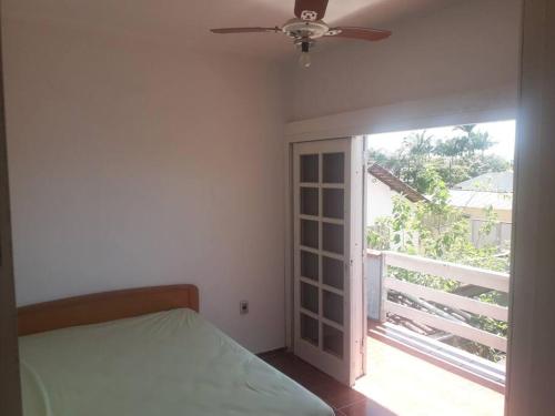 een slaapkamer met een bed en een glazen schuifdeur bij Sobrado com piscina e campinho! in Boa Vista