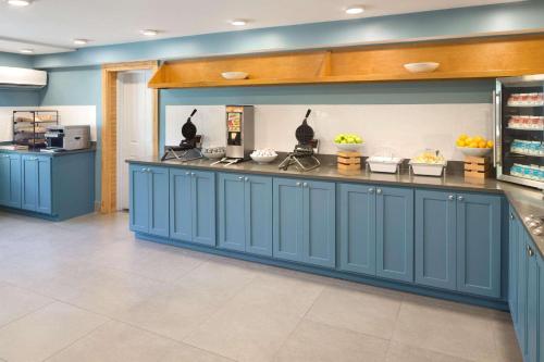 Кухня или мини-кухня в Country Inn & Suites Downtown Convention Center by Radisson, Gatlinburg, TN
