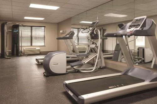 a gym with treadmills and machines in a room at Country Inn & Suites by Radisson, Chattanooga-Lookout Mountain in Chattanooga