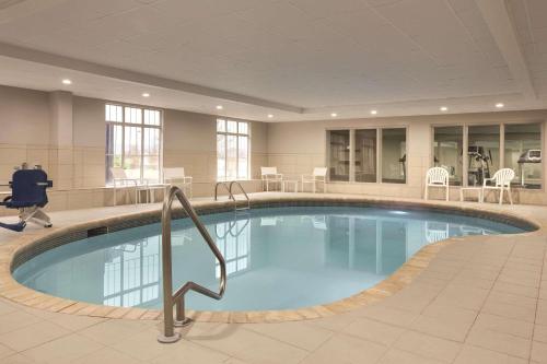 a large swimming pool in a hotel room at Country Inn & Suites by Radisson, Chattanooga-Lookout Mountain in Chattanooga