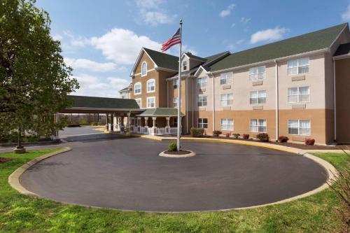 a hotel with a basketball hoop in front of a building at Country Inn & Suites by Radisson, Nashville, TN in Nashville