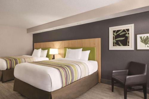 Llit o llits en una habitació de Country Inn & Suites by Radisson, Pigeon Forge South, TN