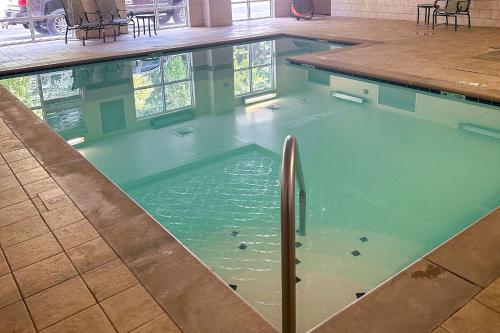 a large swimming pool in a building at Country Inn & Suites by Radisson, Knoxville at Cedar Bluff, TN in Knoxville