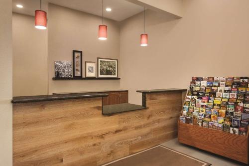 a waiting room with a counter in a store at Country Inn & Suites by Radisson, Goodlettsville, TN in Goodlettsville