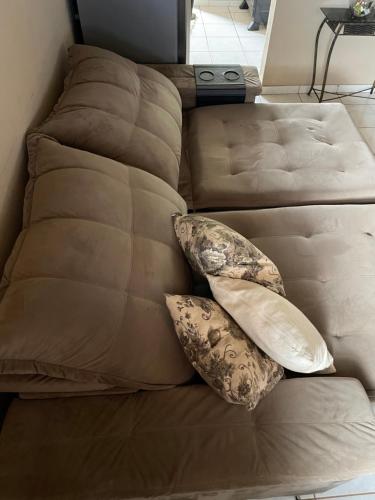 - deux oreillers installés sur un canapé dans le salon dans l'établissement Casa Para Temporada Guilherme, à Vargem Bonita