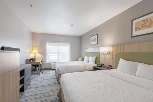Habitación de hotel con 2 camas y escritorio en Country Inn & Suites by Radisson, Lewisville, TX, en Lewisville