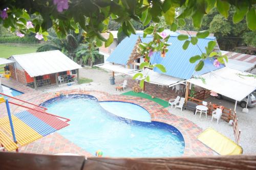 eine Aussicht auf einen Pool in einem Resort in der Unterkunft Shaddai restaurante y hospedaje in Puerto Triunfo