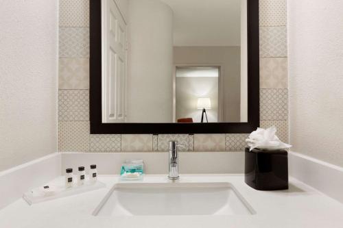 La salle de bains est pourvue d'un lavabo et d'un miroir. dans l'établissement Country Inn & Suites by Radisson, San Antonio Medical Center, TX, à San Antonio