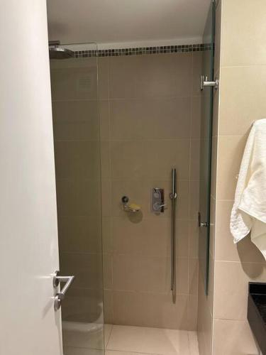 a shower with a glass door in a bathroom at Apartamento en Edificio Chronos in Punta del Este