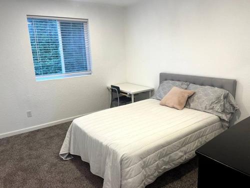 Ein Bett oder Betten in einem Zimmer der Unterkunft Hidden Gem in Downtown Tacoma