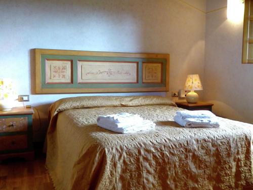 a bedroom with a bed with two towels on it at Attractive Holiday Home in Montecarelli with Pool in Montecarelli