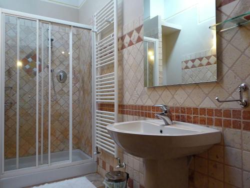 Bathroom sa Attractive Holiday Home in Montecarelli with Pool
