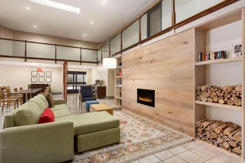 sala de estar con sofá y chimenea en Country Inn & Suites by Radisson, Dahlgren-King George, VA, en Dahlgren