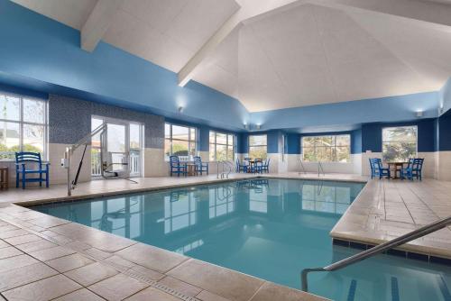 威廉斯堡的住宿－威廉斯堡鄉村酒店及套房，游泳池拥有蓝色的墙壁和蓝色的椅子