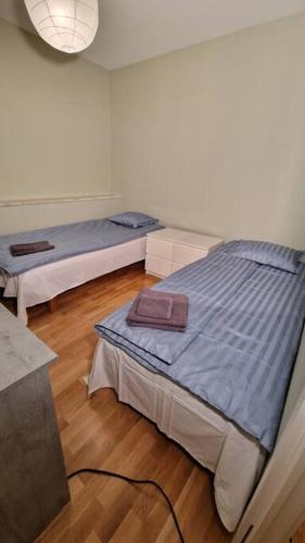a room with two beds in a room at Mysigt Stadsoas: En Modern lägenhet med 2 sovrum in Gothenburg