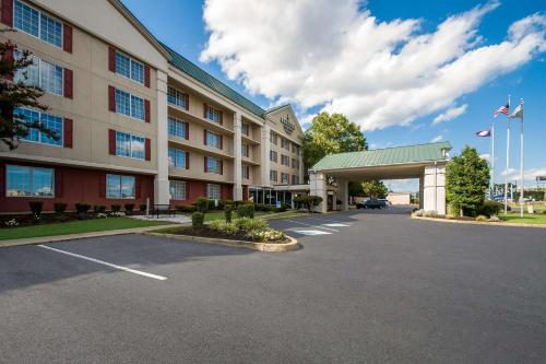 a hotel with a parking lot in front of it at Country Inn & Suites by Radisson, Fredericksburg South I-95 , VA in Fredericksburg