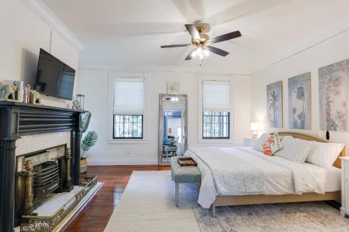 een slaapkamer met een bed en een open haard bij Oglethorpe Inn in Savannah