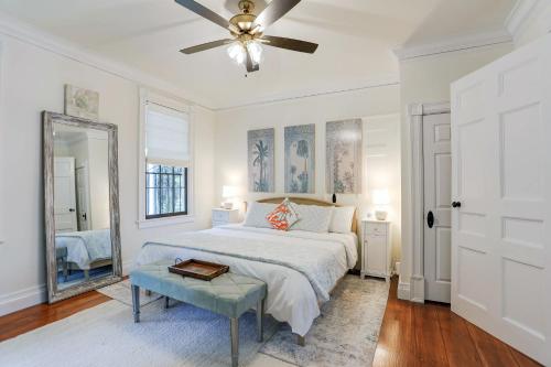 een witte slaapkamer met een bed en een plafondventilator bij Oglethorpe Inn in Savannah
