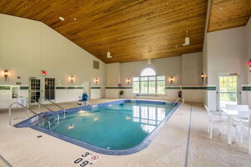 Πισίνα στο ή κοντά στο Country Inn & Suites by Radisson, Fond du Lac, WI