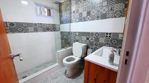 uma casa de banho com um WC e um lavatório em Cabañas Millaray em Huinganco