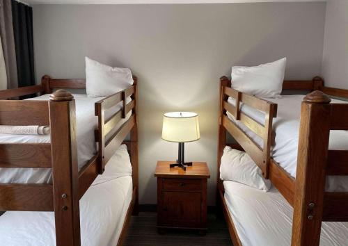 two bunk beds in a room with a lamp at Country Inn & Suites by Radisson, Appleton North, WI in Little Chute