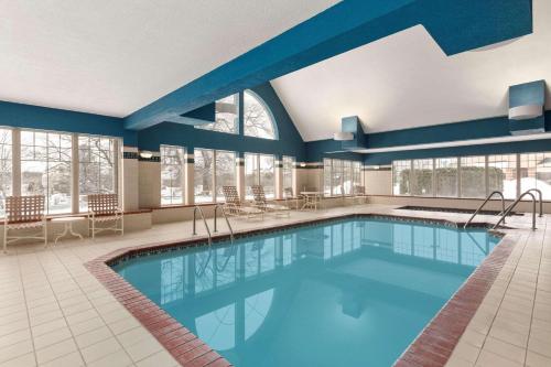 uma piscina num quarto de hotel com uma grande piscina em Country Inn & Suites by Radisson, Wausau, WI em Schofield