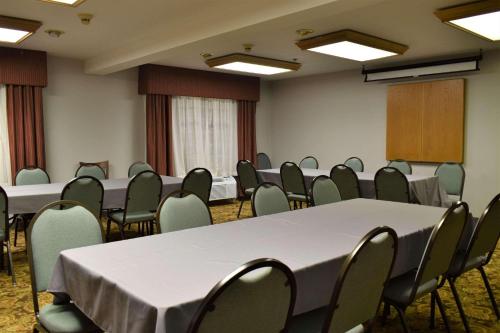 a conference room with a white table and chairs at Country Inn & Suites by Radisson Kenosha - Pleasant Prairie in Kenosha