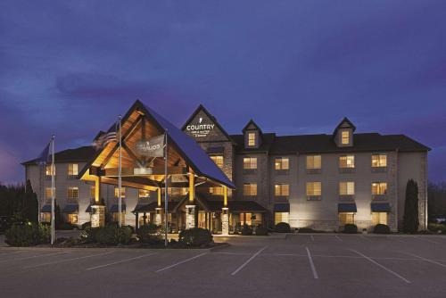 a hotel with a parking lot in front of it at Country Inn & Suites by Radisson, Green Bay North in Green Bay