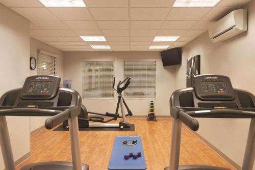 a gym with two exercise bikes in a room at Country Inn & Suites by Radisson, Green Bay North in Green Bay