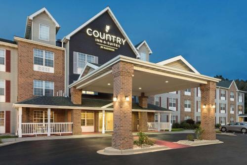 a front view of a hotel with a building at Country Inn & Suites by Radisson, Milwaukee Airport, WI in Milwaukee