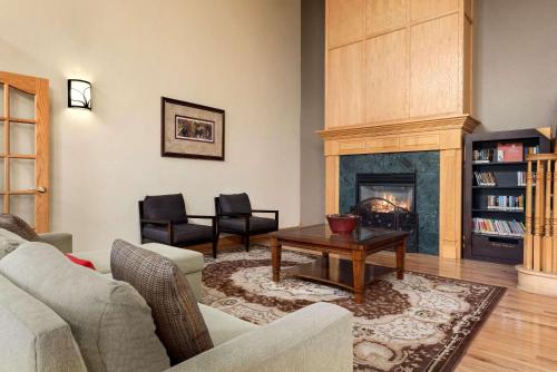 Zona de estar de Country Inn & Suites by Radisson, Milwaukee Airport, WI