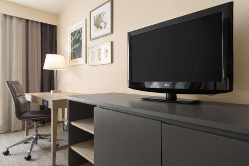 Uma televisão e/ou sistema de entretenimento em Country Inn & Suites by Radisson, Milwaukee Airport, WI