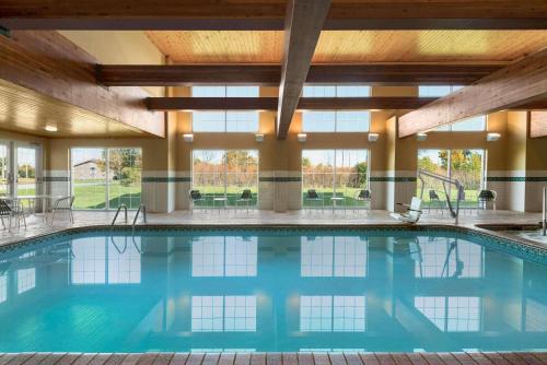 una piscina en el vestíbulo del hotel con ventanas en Country Inn & Suites by Radisson, Milwaukee Airport, WI, en Milwaukee