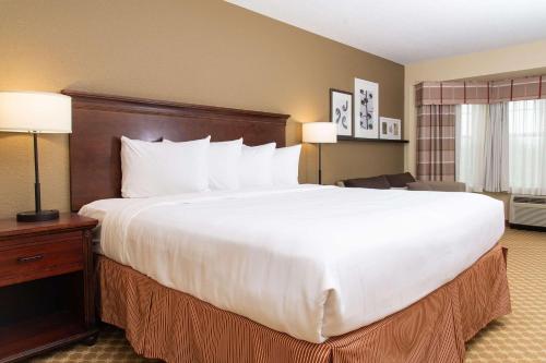 1 cama blanca grande en una habitación de hotel en Country Inn & Suites by Radisson, Milwaukee West Brookfield , WI en Brookfield