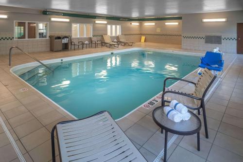 una gran piscina con una silla y una mesa en Country Inn & Suites by Radisson, Charleston South, WV en Charleston