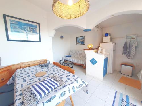 - une chambre avec un lit et un réfrigérateur dans l'établissement 2 pièces avec terrasse en bord de mer - Parking - FR-1-338-96, à Sète