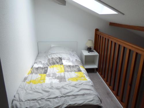 une chambre avec un lit et une lucarne dans l'établissement Maison Jumelée à 2 Pas de la Plage - Piscine, Terrasse, Parking Privé - Idéale Famille / Amis - FR-1-319-193, à Biscarrosse-Plage