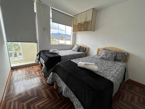 Postel nebo postele na pokoji v ubytování Apartamento con hermosa vista a la laguna de Baños del Inca y PS4