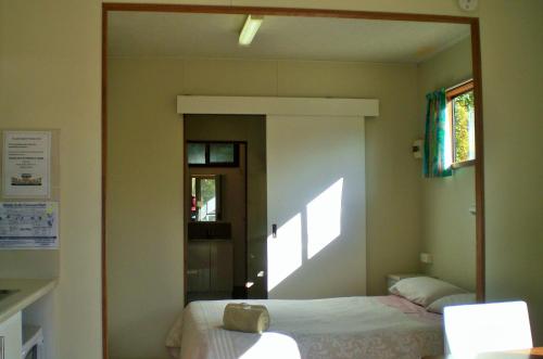 Ένα ή περισσότερα κρεβάτια σε δωμάτιο στο Mallacoota's Shady Gully Caravan Park