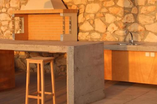 Kitchen o kitchenette sa Exclusive Villa in Volimes, Greece