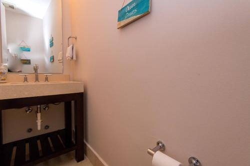 a bathroom with a sink and a mirror at Elegancia y Relajación en Puntarena Beach Town, Buenaventura in Coclé