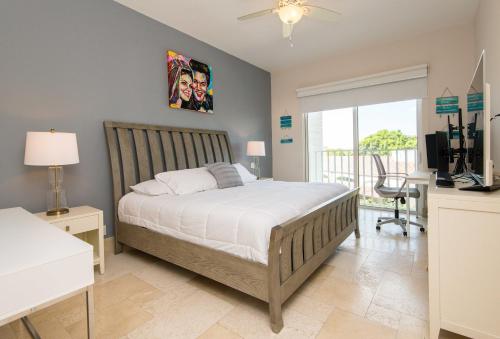Dormitorio con cama, escritorio y TV en Elegancia y Relajación en Puntarena Beach Town, Buenaventura, en Coclé