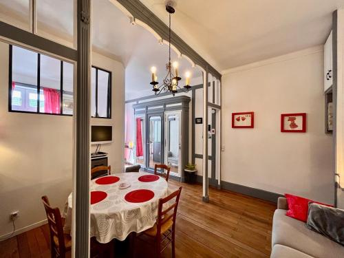 une salle à manger et un salon avec une table et des chaises dans l'établissement Charmant T2 au cœur du Mont-Dore, idéal pour 4 pers, face aux thermes, animaux acceptés - FR-1-608-259, à Le Mont-Dore