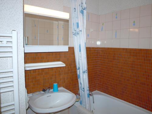 une salle de bain avec toilettes, lavabo et baignoire dans l'établissement Vacances à Saint-Jean-de-Monts : Pavillon intime 6 pers., proche plage et commerces - FR-1-323-369, à Saint-Jean-de-Monts